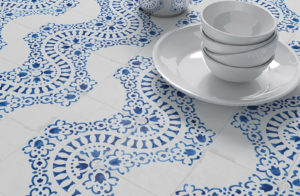 euro-tile-stone-blanc-bleu-antique-decor-1-close-up