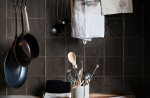 euro-tile-stone-melange-nero-kitchen